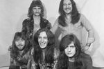 Кен Хенсли (внизу в центре) в составе группы Uriah Heep