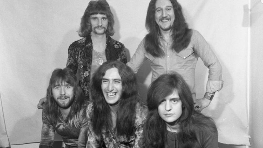 Кен Хенсли (внизу в&nbsp;центре) в&nbsp;составе группы Uriah Heep