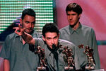 Участники Beastie Boys Адам Яух (MCA), Адам Хоровиц (Ad-Rock) и Майкл Даймонд (Mike D) во время церемонии вручения премии MTV Video Music Awards в Лос-Анджелесе, 1998 год