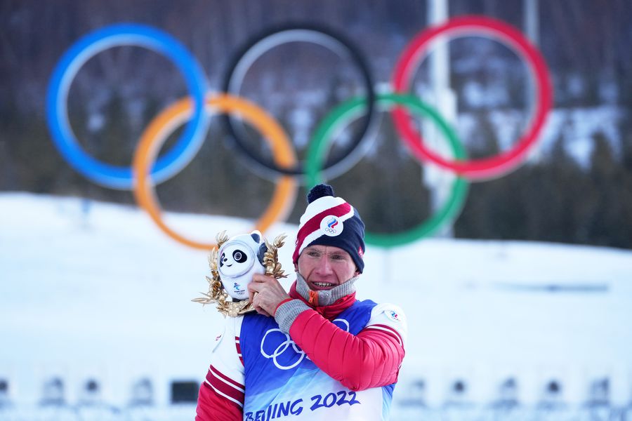 Александр Большунов выиграл лыжный масс-старт на 28 км свободным стилем