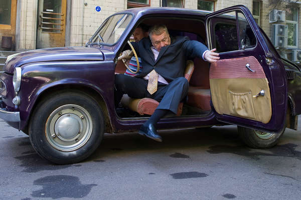 Владимир Жириновский выходит из автомобиля «Запорожец» ЗАЗ 965, 2010 год