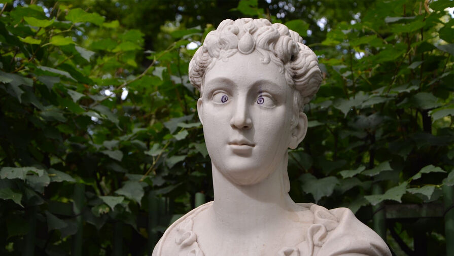 Вандалы, пририсовавшие глаза статуе в Летнем саду в Петербурге, не попали на камеры 