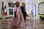Модель Крисси Тайген и ее муж, певец, Джон Ледженд перед торжественным ужином в Белом доме по случаю визита президента Франции Эммануэля Макрона и его супруги Брижит в США, 1 декабря 2022 года
