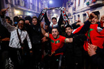 Фанаты сборной Марокко празднуют победу над сборной Испании на чемпионате мира в Катаре, Бильбао, Испания, 6 декабря 2022 года