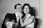 Ава Гарднер была замужем за певцом Фрэнком Синатрой. Их брак длился с 1951 по 1957 год. На фото: Синатра и Гарднер и их свадебный торт
