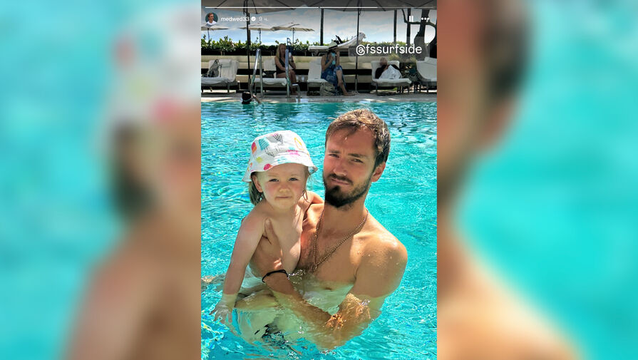 Медведев опубликовал фото с дочерью после разгрома в полуфинале турнира в Майами