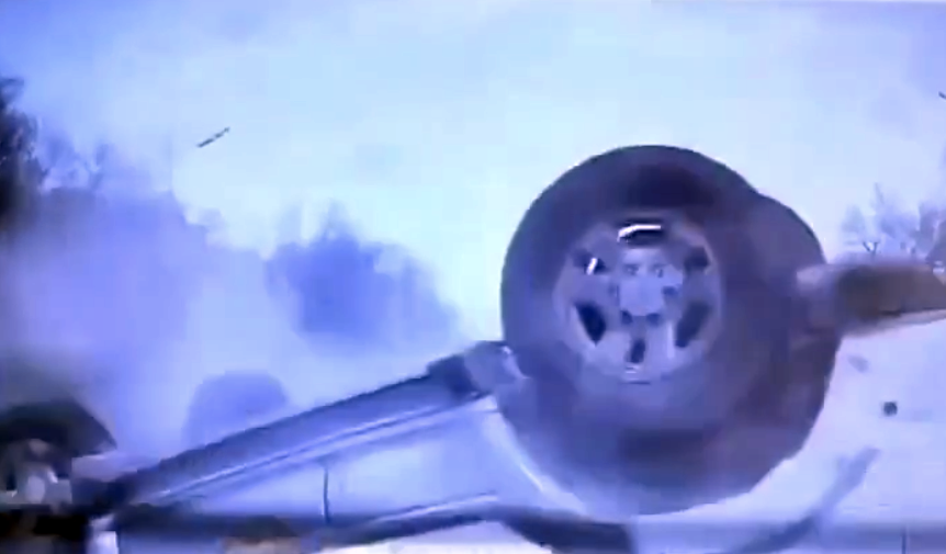 Автомобиль с россиянином опрокинулся в жестком ДТП и попал на видео