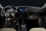 Интерьер новой Mazda 6 выполнен преимущественно в черном цвете. Панель управления выполнена в двух цветах: «бордо» и «темный металл». В салоне теперь появилось два дисплея. Информация бортового компьютера выводится на 3,5-дюймовый многофункциональный дисплей, расположенный на панели приборов. Навигационная информация отображается на 5-дюймовом дисплее, расположенном на центральной консоли. 
