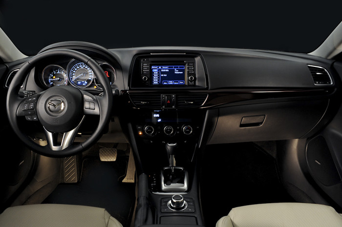 Интерьер новой Mazda 6&nbsp;выполнен преимущественно в&nbsp;черном цвете. Панель управления выполнена в&nbsp;двух цветах: &laquo;бордо&raquo; и &laquo;темный металл&raquo;. В&nbsp;салоне теперь появилось два дисплея. Информация бортового компьютера выводится на&nbsp;3,5-дюймовый многофункциональный дисплей, расположенный на&nbsp;панели приборов. Навигационная информация отображается на&nbsp;5-дюймовом дисплее, расположенном на&nbsp;центральной консоли. 
