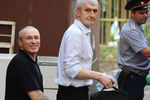 Михаил Ходорковский (признан в РФ иностранным агентом) и Платон Лебедев у здания Хамовнического суда. 2010 год