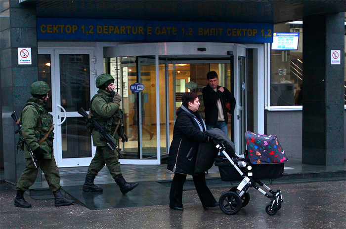 Вооруженные люди у&nbsp;здания аэропорта Симферополя