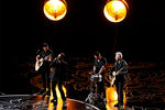 Группа U2 выступает во время 86-й церемонии вручения «Оскара»