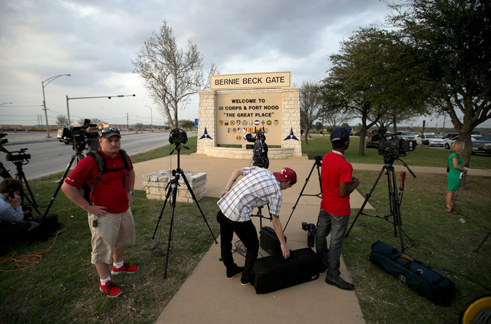 Журналисты перед&nbsp;началом пресс-конференции у&nbsp;въезда на&nbsp;военную базу Форт Худ в&nbsp;Техасе