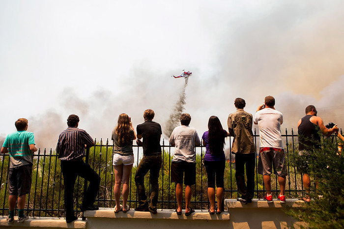 Местные жители наблюдают за&nbsp;работой пожарных, Карлсбад, Калифорния
