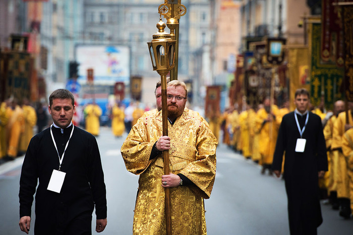 Депутат Законодательного собрания Санкт-Петербурга Виталий Милонов во время крестного хода по Невскому проспекту