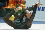Алина Кабаева выполняет упражнение с мячом, 2004 год