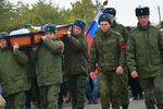 Гроб с телом 19-летнего Вадима Костенко несли военные с траурными повязками на бушлатах