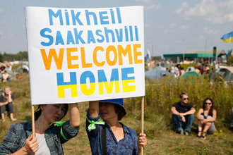 Сторонники Саакашвили на границе Польши и Украины в городе Краковец