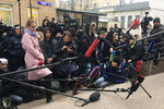 Журналисты у здания Замоскворецкого суда Москвы после вынесения приговора Алексею Улюкаеву, 15 декабря 2017 года