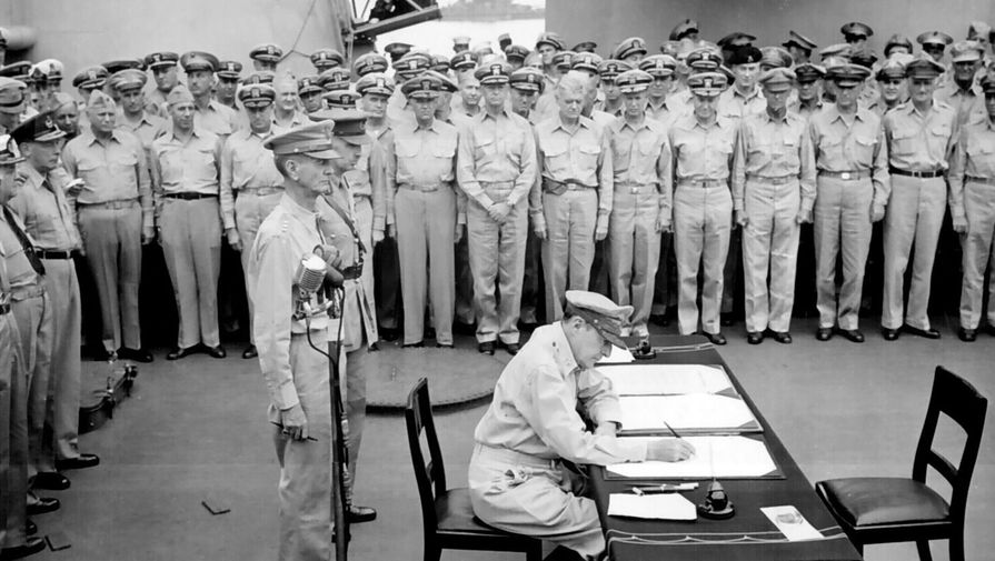 Подписание Акта о капитуляции Японии генералом Макартуром. За его спиной — Персиваль и Уэйнрайт. 2 сентября 1945 года
