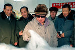 Ким Чен Ир на фабрике по производству виналона (синтетического волокна), снимок без даты опубликован в 2011 году