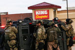 Тактическое подразделение полиции на месте стрельбы в супермаркете King Soopers в Боулдере, штат Колорадо, 22 марта 2021 года