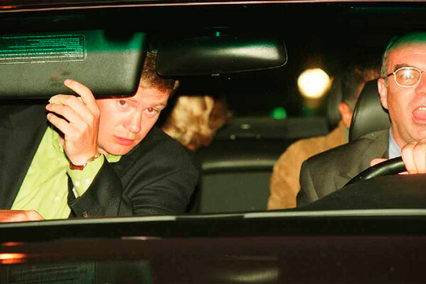 Принцесса Диана и Доди Аль-Файед на заднем сидении, телохранитель принцессы Тревор Риз-Джонс (слева) и водитель автомобиля Анри Пол в попали в объектив папарацци перед автокатастрофой, 31 августа 1997 года