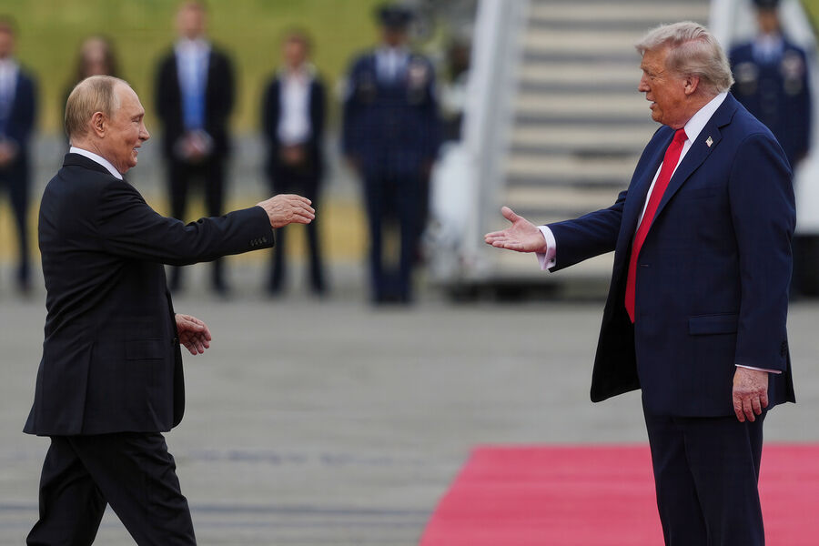 Президент РФ Владимир Путин и президент США Дональд Трамп во время встречи на&nbsp;военной базе Эльмендорф&nbsp;- Ричардсон на&nbsp;Аляске, 15&nbsp;августа 2025&nbsp;года
