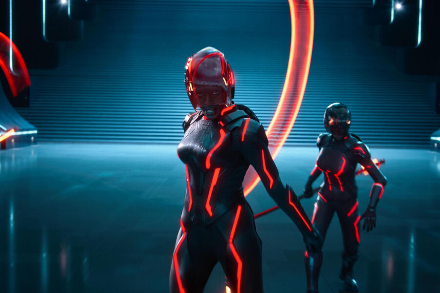 <b>«Трон: Арес» (Tron: Ares), реж. Йоахим Рённинг</b>
<br><br>
<b>Где и когда смотреть:</b> в&nbsp;мировом прокате — с&nbsp;10 октября
<br><br>
В&nbsp;третьей части научно-фантастической франшизы «Трон» герои не попадают из&nbsp;реальности в&nbsp;виртуальность, а наоборот: в&nbsp;центре сюжета — программа Арес, которая отправляется в&nbsp;мир людей с&nbsp;опасной миссией, что приводит к&nbsp;первой встрече человечества с&nbsp;воплощенным искусственным разумом. В&nbsp;актерский состав вошли Джаред Лето («Далласский клуб покупателей»), Грета Ли («Прошлые жизни»), Эван Питерс («Американская история ужасов»), Джоди Тернер-Смит («Анна Болейн»), Хасан Минхаж («Утреннее шоу»), Артуро Кастро («Нарко»), Джиллиан Андерсон («Секретные материалы»), а Джефф Бриджес вернулся к&nbsp;исполнению роли Кевина Флинна из&nbsp;предыдущих фильмов. Саундтрек вместо распавшегося дуэта Daft Punk написала группа Nine Inch Nails.