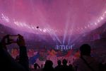 Зрители и спортсмены наблюдают за финальными мгновениями церемонии закрытия Паралимпийских игр — 2016 в Рио-де-Жанейро, одной из главных тем которой стала любовь