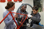 На занятии по созданию велосипедов в общественной мастерской Bouwkeet в Роттердаме