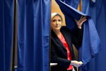 Кандидат в президенты Франции Марин Ле Пен во время голосования на избирательном участке во втором туре президентских выборов, 7 мая 2017 года