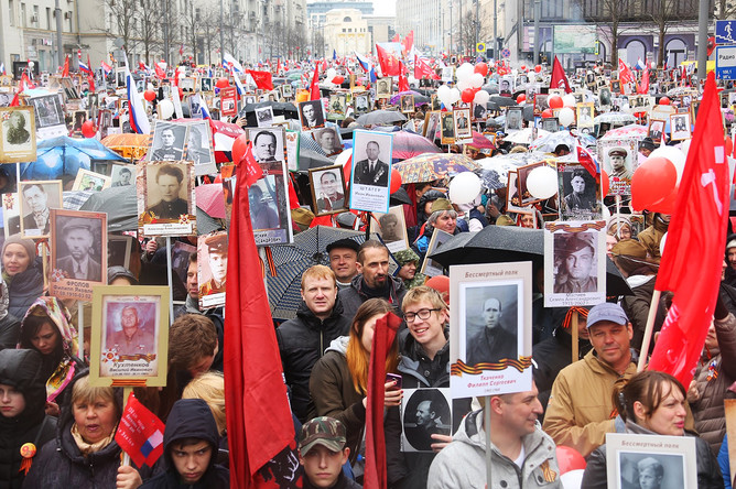 Участники во время акции «Бессмертный полк» в Москве