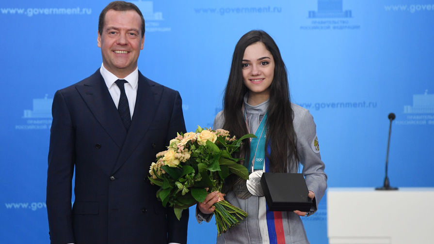 Председатель правительства РФ Дмитрий Медведев и серебряный призер по&nbsp;фигурному катанию Евгения Медведева на&nbsp;церемонии вручения автомобилей российским спортсменам, 28 февраля 2018 года