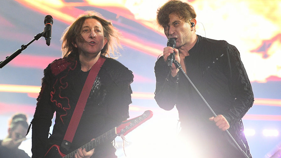 Участники рок-группы «Би-2» Шура (Александр Уман) и Лева (Егор Бортник) выступают на фестивале «Нашествие», 2019 год 