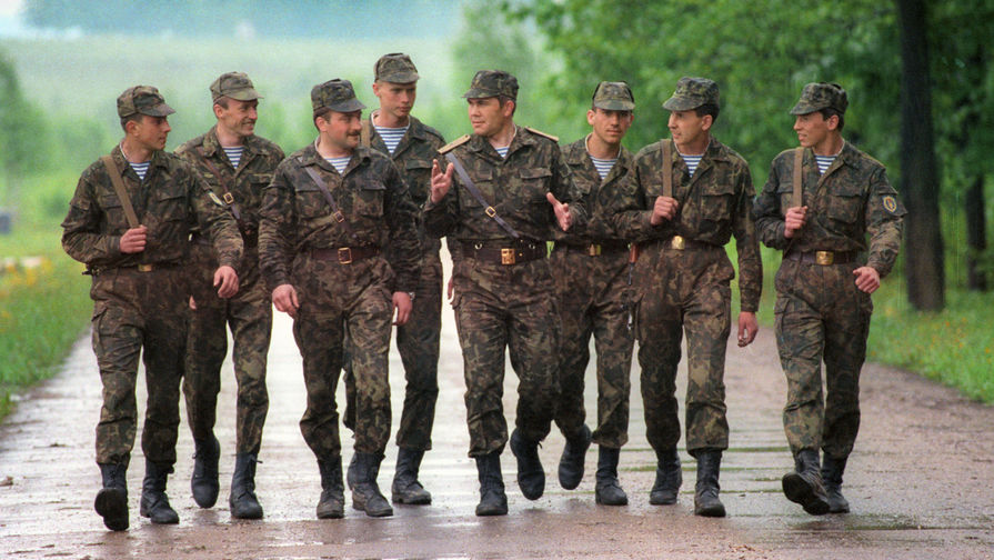 Генерал Александр Лебедь с&nbsp;солдатами-десантниками, 1992 год