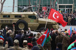 Военная техника азербайджанской армии во время военного парада в Баку, 10 декабря 2020 года