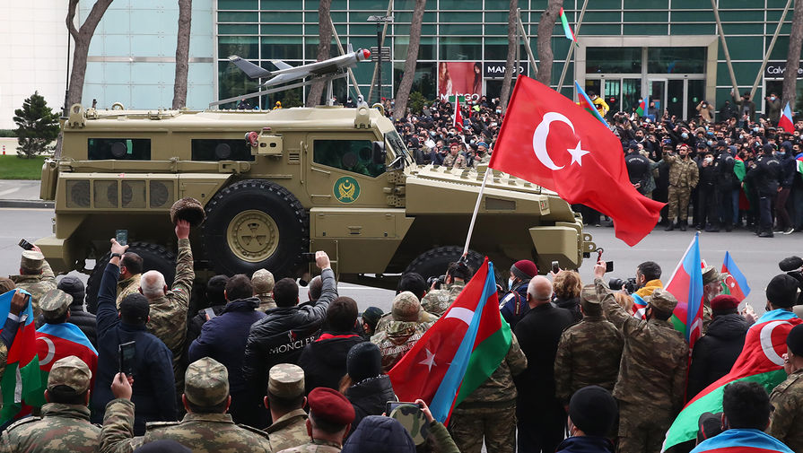Военная техника азербайджанской армии во время военного парада в&nbsp;Баку, 10 декабря 2020 года