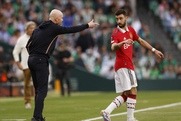 Soccer Football - Europa League - Round of 16 - Second Leg - Real Betis v Manchester United - Estadio Benito Villamarin, Seville, Spain - March 16, 2023 Manchester United manager Erik ten Hag gives instructions to Bruno Fernandes REUTERS/Marcelo Del Pozo