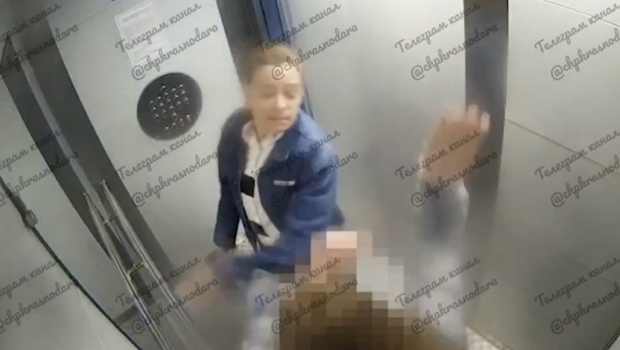 Жительница Краснодара оскорбляла и била дочь под камерой в лифте за распущенные волосы