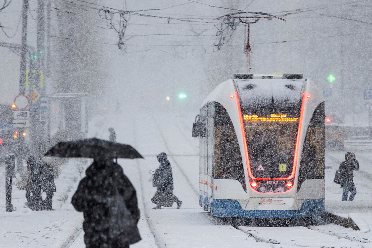 В Москве к уборке снега дополнительно привлекут до 12 тыс. коммунальщиков -  Газета.Ru | Новости