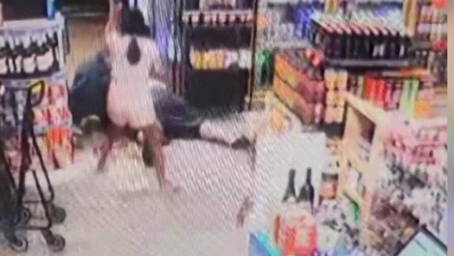 Восьмилетняя девочка с битой помогла отцу отбиться от грабителя