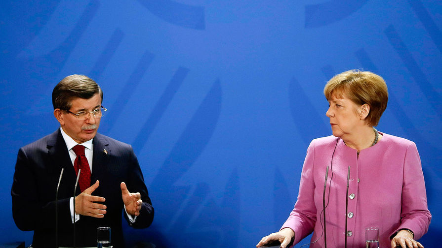 Премьер-министр Турции Ахмет Давутоглу и канцлер Германии Ангела Меркель на переговорах в Берлине