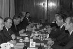 Встреча министра внешней торговли СССР Николая Патоличева (первый слева) с&nbsp;министром экономики и финансов Франции Валери Жискар д'Эстеном (первый справа), 1969&nbsp;г.