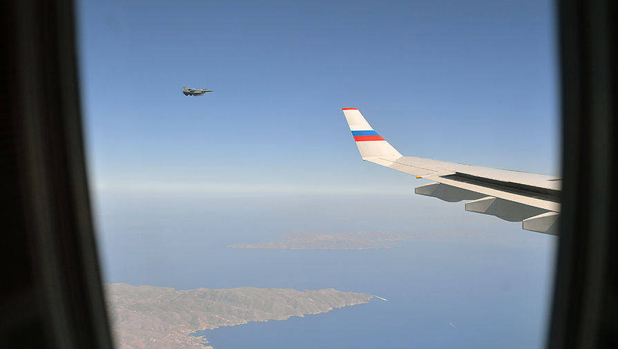 Истребитель Ф-16 ВВС Греции сопровождает самолет президента России Владимира Путина в&nbsp;ходе его визита в&nbsp;Грецию