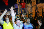 Жители Стамбула и турецкие военные на площади Таксим в центре города