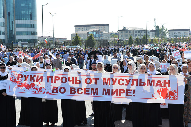 Во время митинга на площади Ахмата Кадырова в поддержку мусульман Мьянмы, 4 сентября 2017 года
