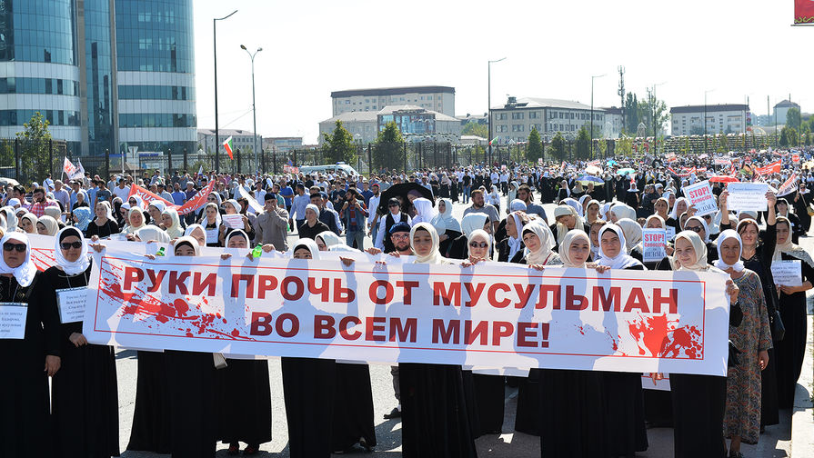 Во время митинга на&nbsp;площади Ахмата Кадырова в&nbsp;поддержку мусульман Мьянмы, 4 сентября 2017 года