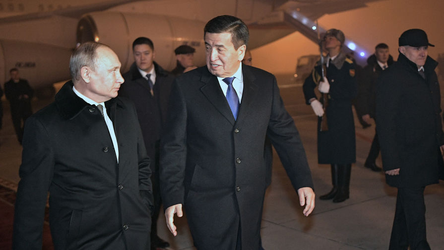 Президент России Владимир Путин и президент Киргизии Сооронбай Жээнбеков во время встречи в аэропорту Бишкека, 28 ноября 2019 года