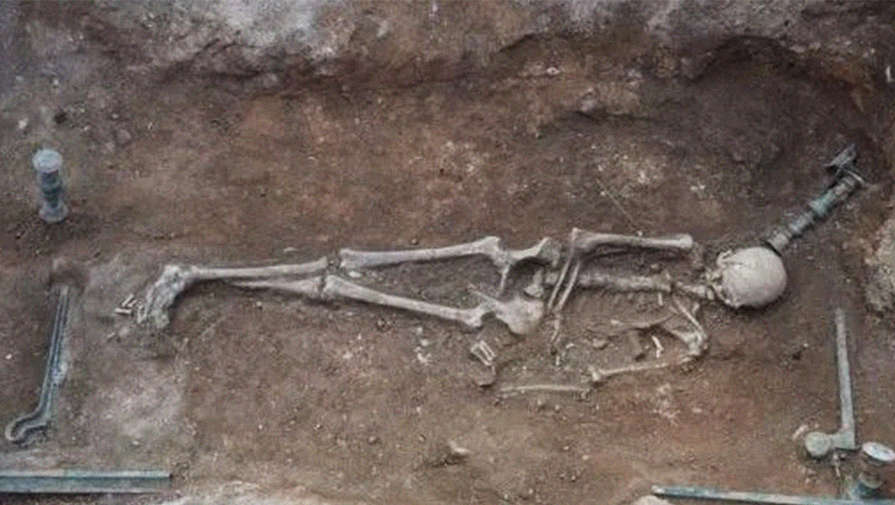 В Греции нашли захоронение 2100-летней женщины, лежащей на бронзовой русалочьей кровати